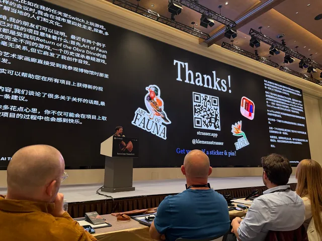 Klemens Strasser presenting on stage